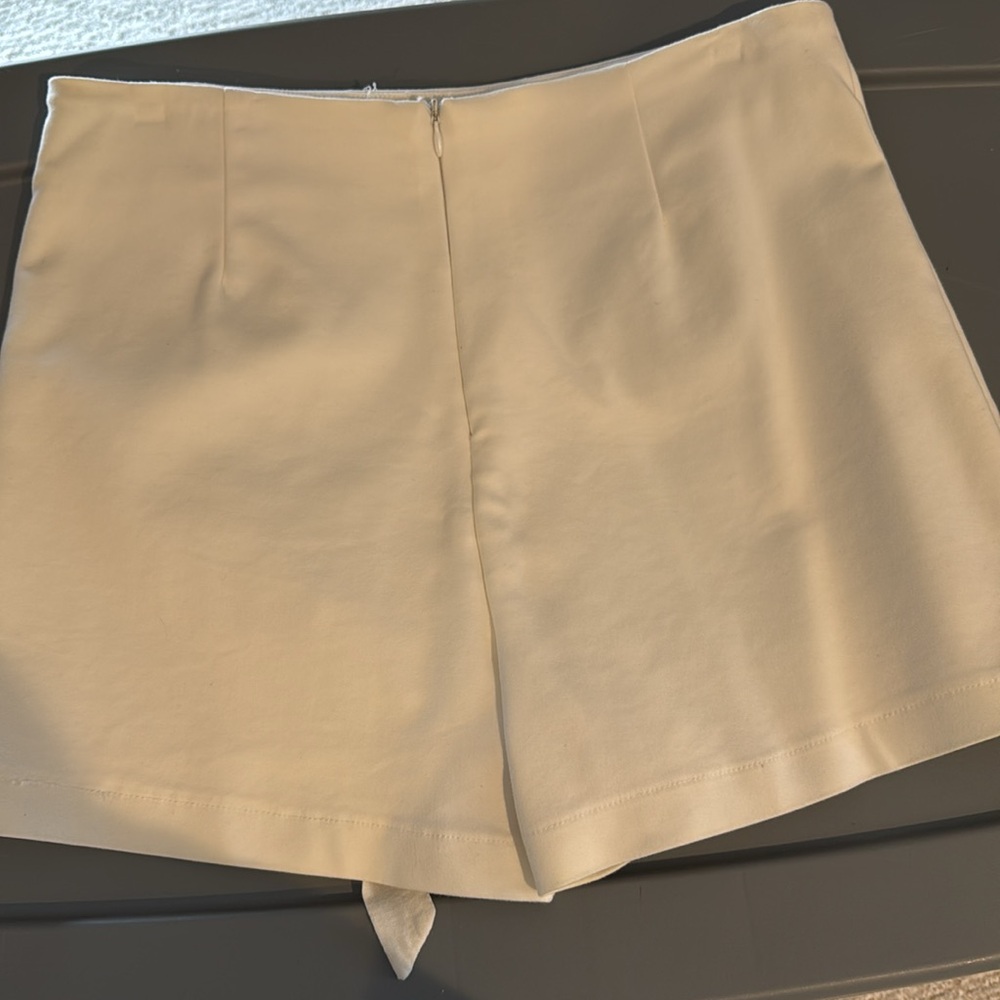 Cream colored lace up skorts - Picture 2 of 2